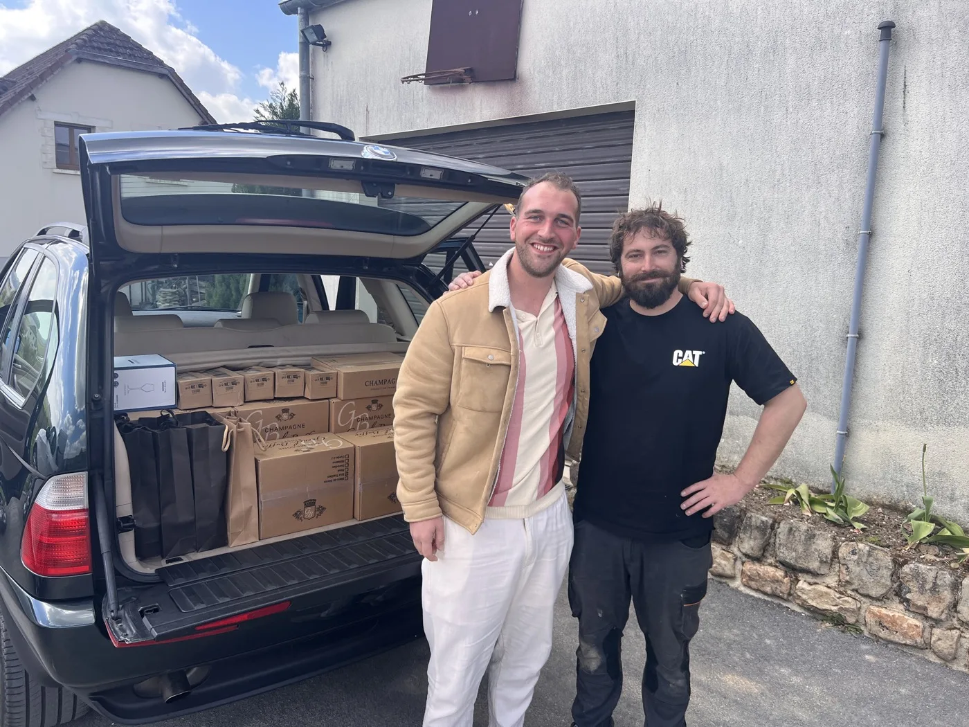 Willem met de producent van Guennel-Buffry bij het ophalen van de bestelling