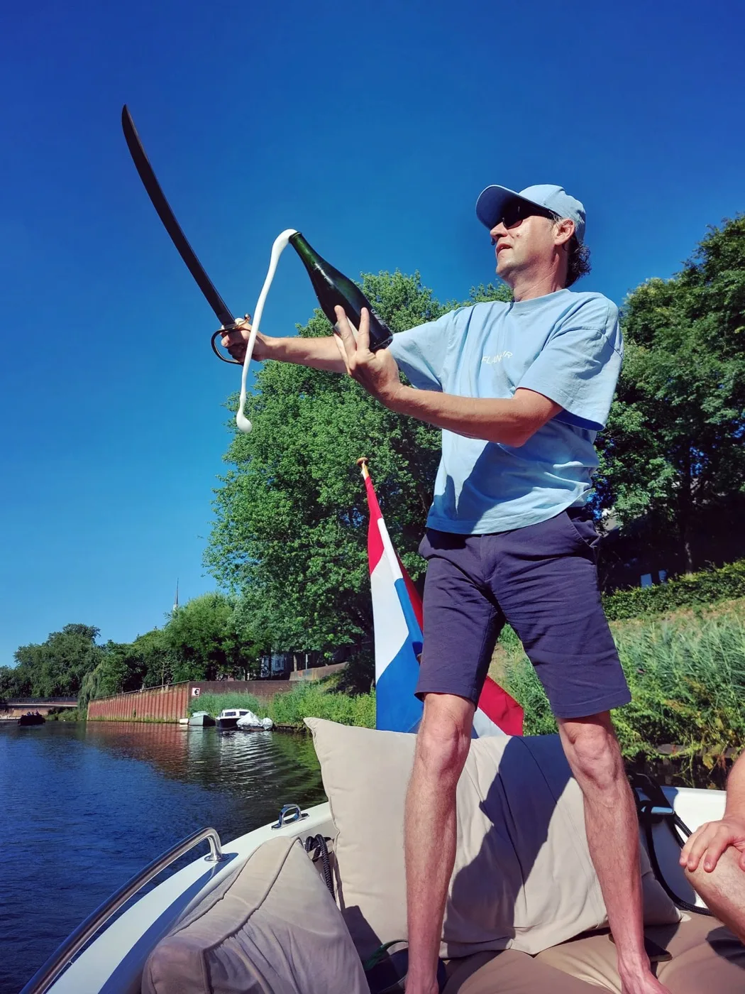 Sabrage vanaf de boot op de Binnendieze van Den Bosch