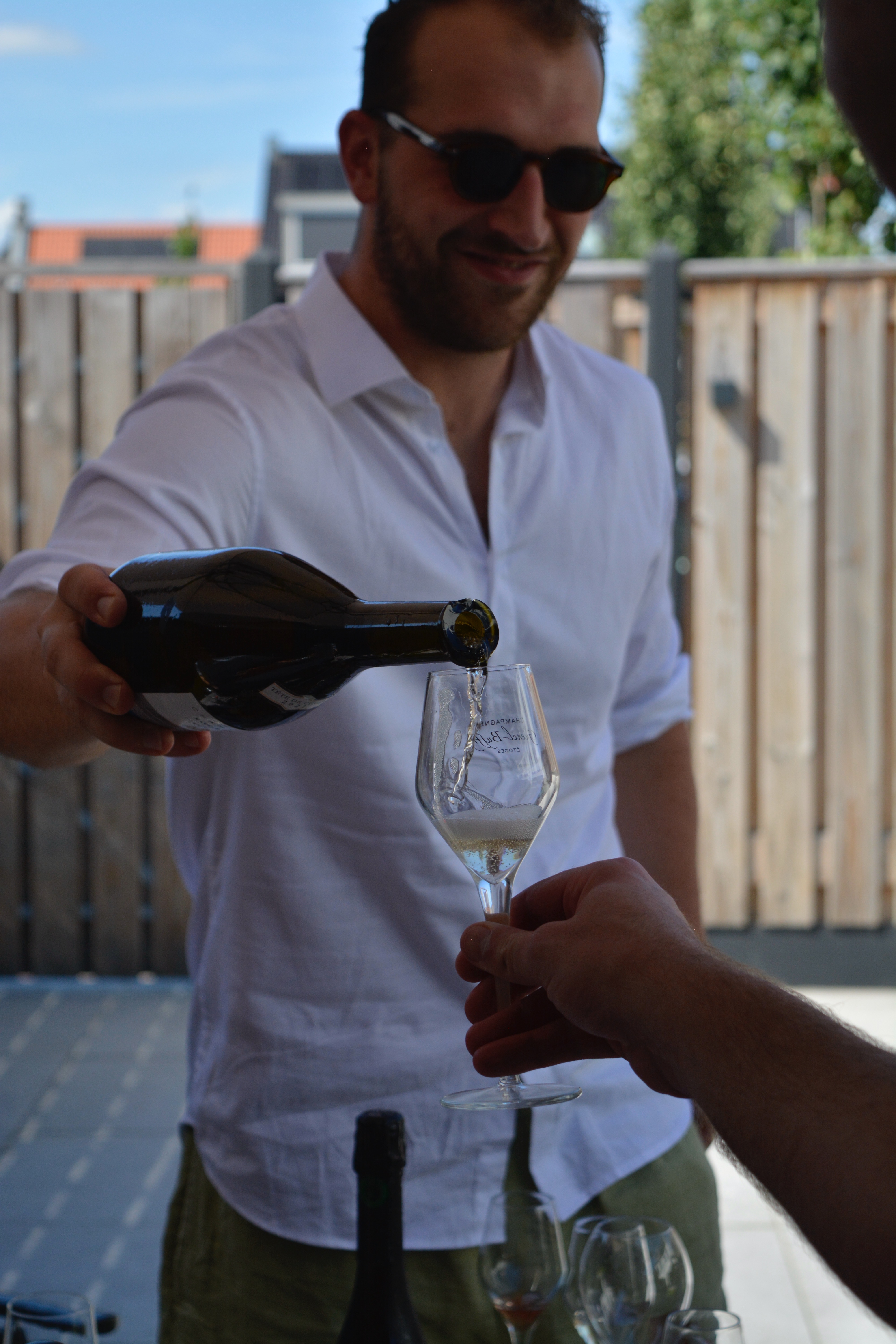 Willem van der Velden schenkt champagne in
