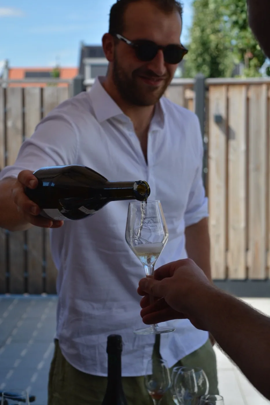 Willem van der Velden schenkt champagne in